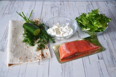 Легкий рулет из лаваша с семгой и творожным сыром