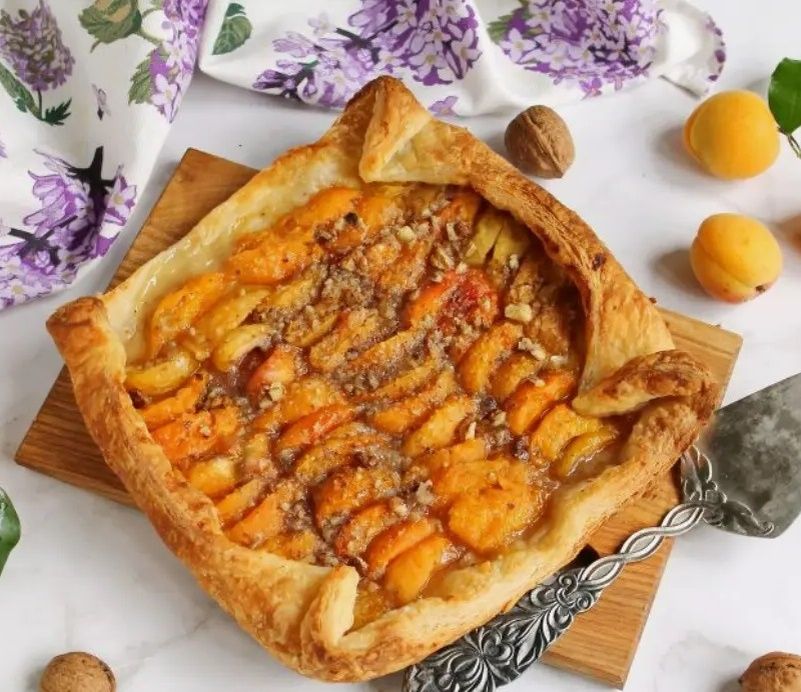 Летние угощения: ароматный пирог с абрикосами из слоеного теста