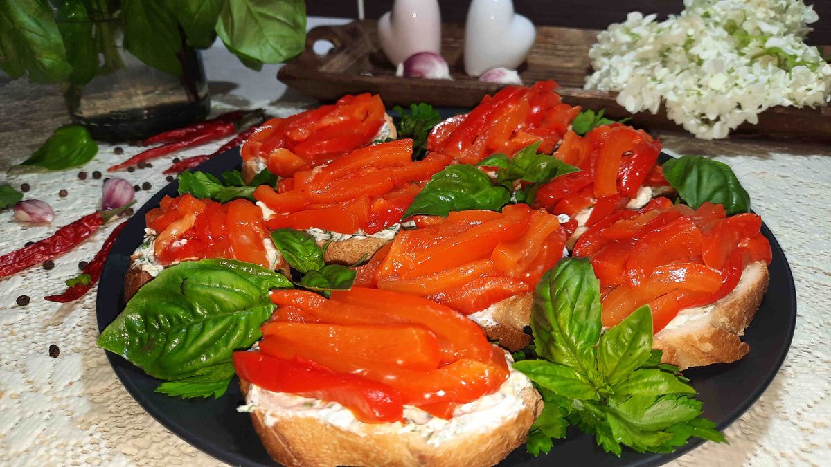 Тосты с творожным сыром и запечённым перцем — яркая закуска за час