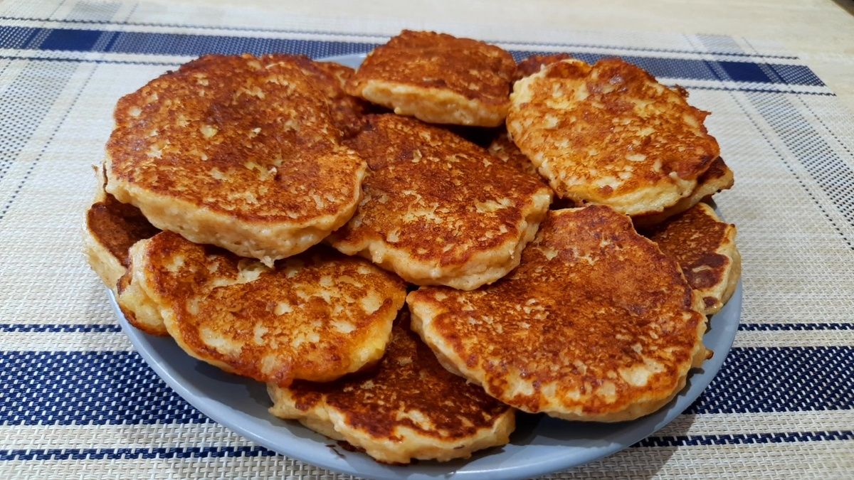 Творожные оладьи с яблоком без сахара: легкий и полезный старт утра