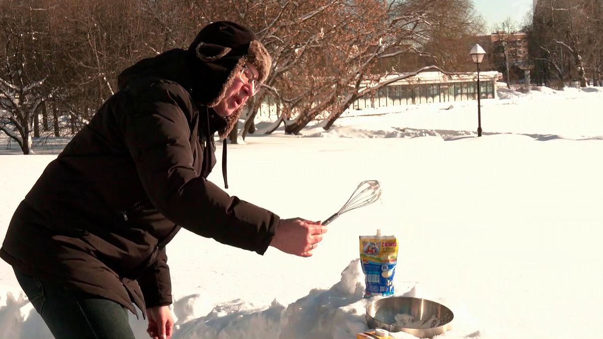 Популярный лайфхак: как сделать мороженое в сугробе