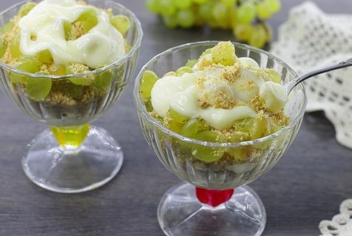 Необычный десерт с заварным кремом, виноградом и печеньем