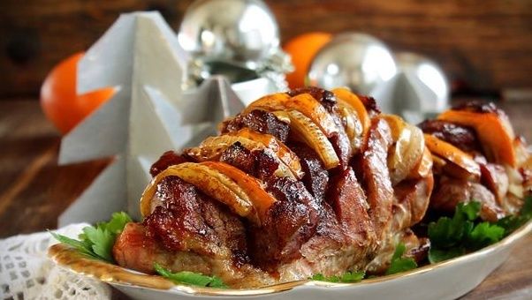 Мясо, запеченное с хурмой, яблоком и луком