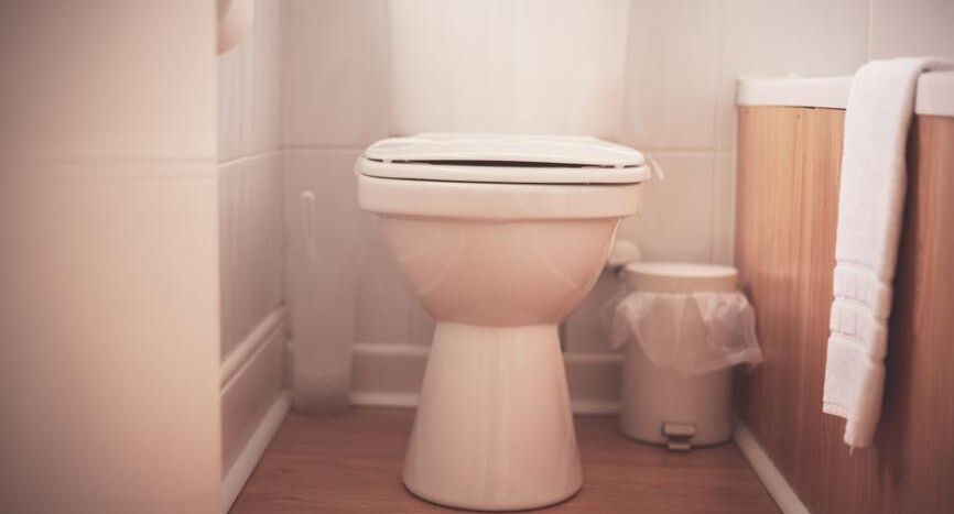 неприятные запахи и забитые трубы: незаметные последствия в унитазе