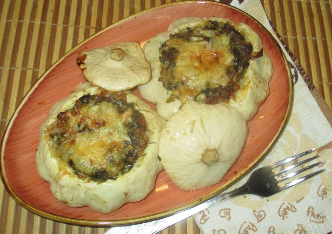 Патиссоны, фаршированные мясом и рисом, под нежной сырной корочкой – идеальный ужин для всей семьи