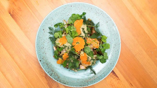 Яркий новогодний салат с мандаринами