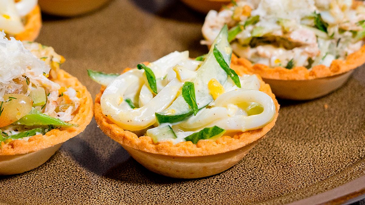Праздничный салат с кальмарами в тарталетках: легкость и вкус в каждом укусе