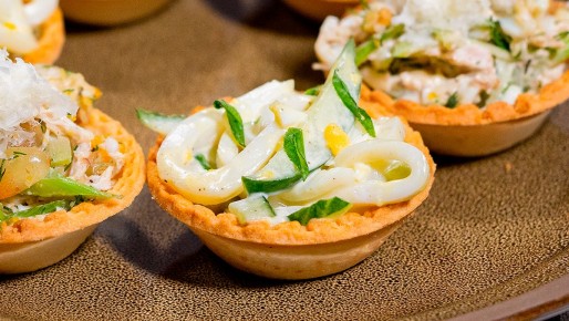 Праздничный салат с кальмарами в тарталетках: легкость и вкус в каждом укусе