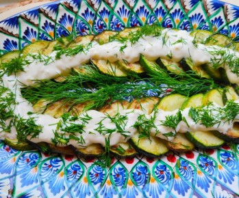 Легкий рецепт молодого кабачка с пикантным чесночным соусом