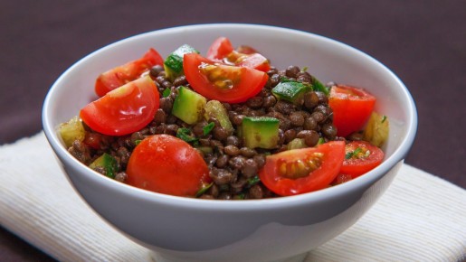 Забудьте о мясе: удивительные салаты с чечевицей, которые вам понравятся