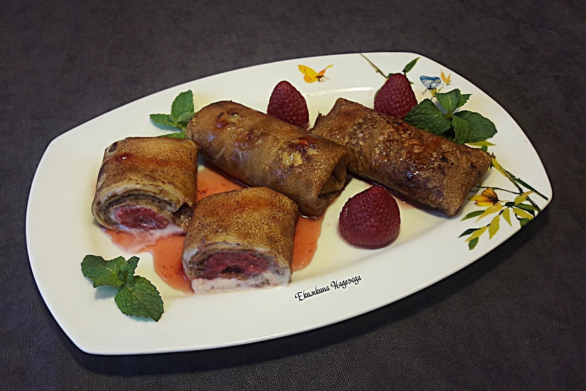 Тонкие блинчики с ягодной начинкой: легко и вкусно