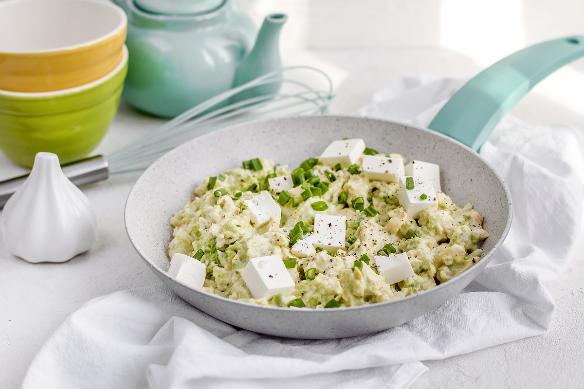 Секреты идеального скрэмбла с авокадо, брынзой и зеленым луком