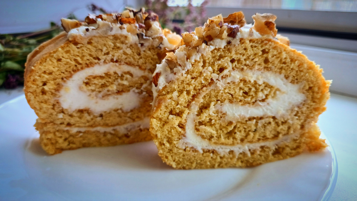 Нежный медовый рулет за полчаса: простой рецепт для любителей сладостей