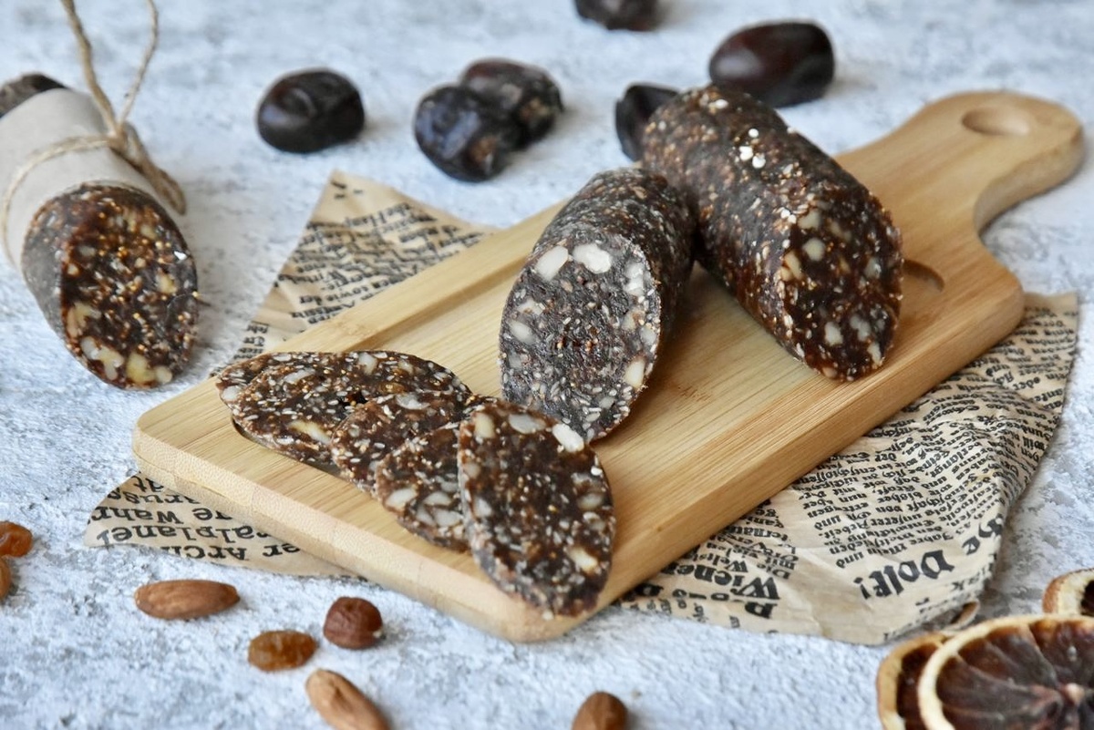 Вкусный десерт на основе фиников: простая колбаска для угощения