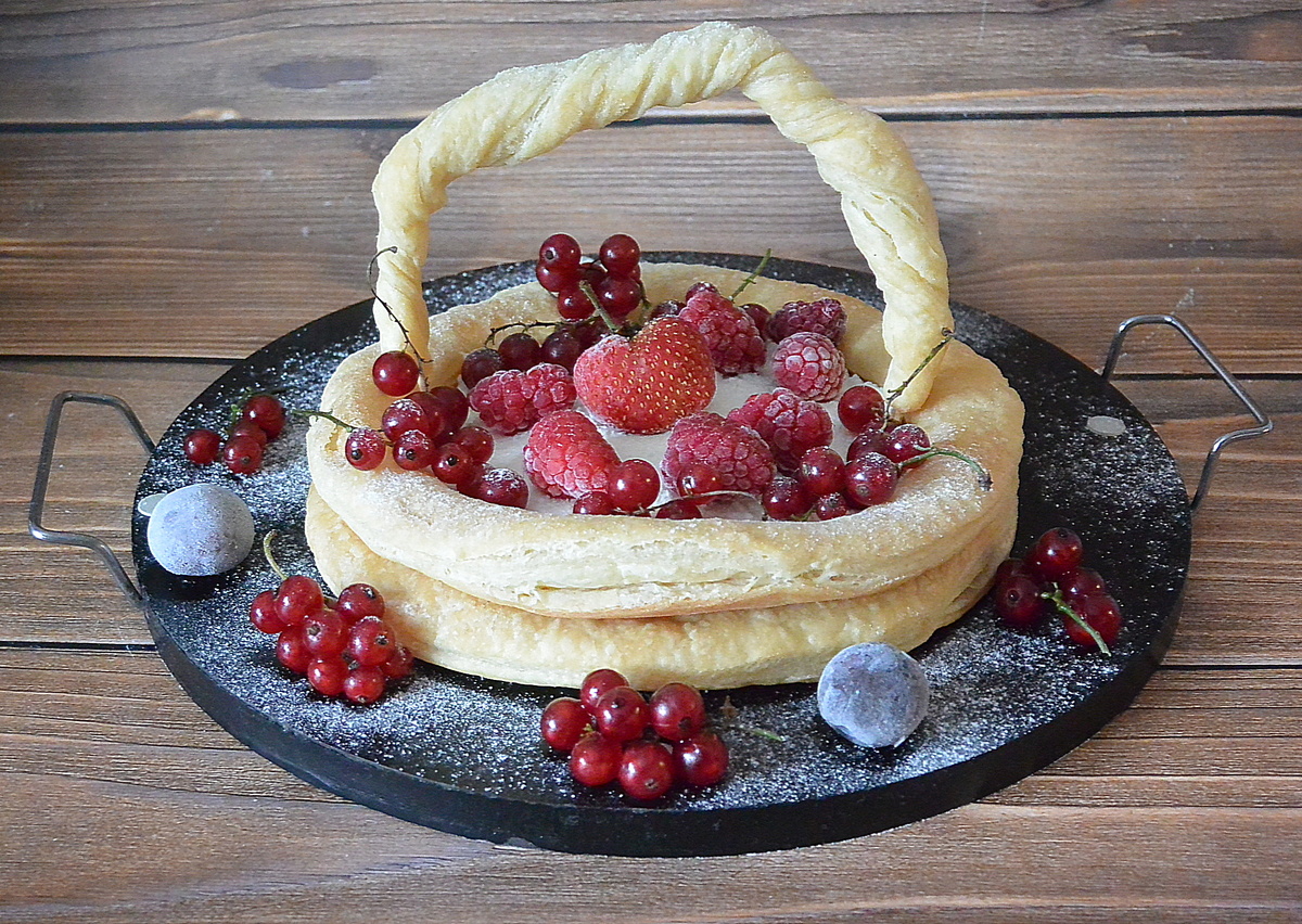 Волшебные корзинки из слоёного теста с творогом и фруктами