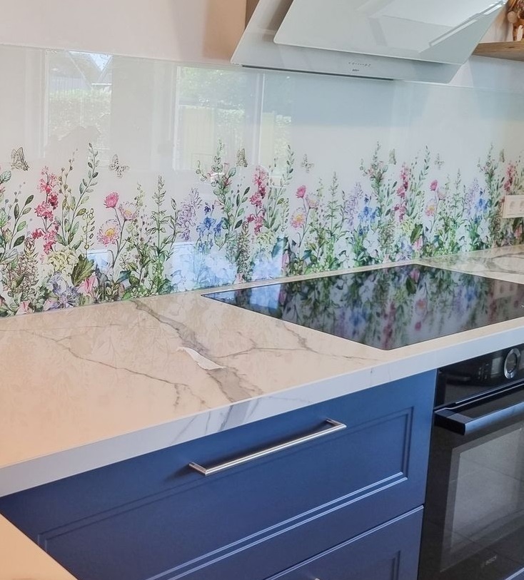 Тренды кухонных фартуков: как создать уют и стиль в 2025 году