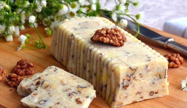 Натуральный сыр с грецкими орехами: легко и вкусно