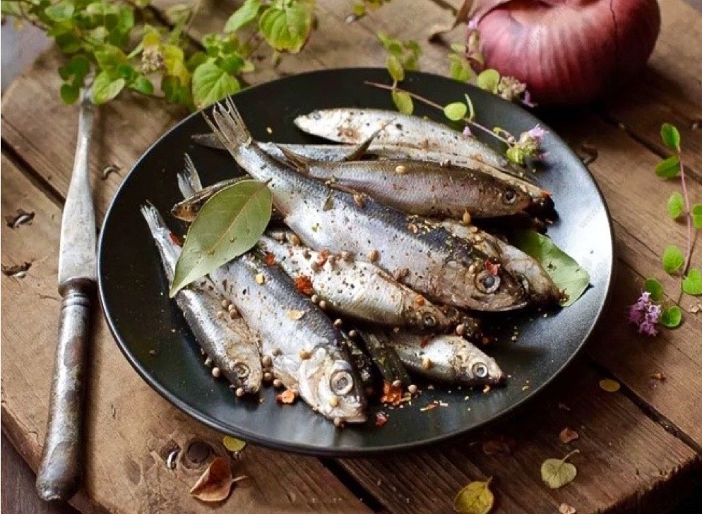 Праздничная закуска: как вкусно засолить селедку и другие рыбы