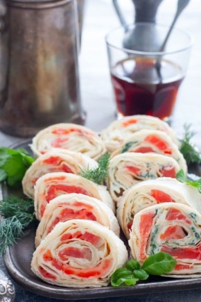 Нежный рулет из лаваша с красной рыбой и сыром для праздничного стола