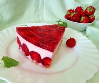 Летний десерт: творожный торт с клубникой