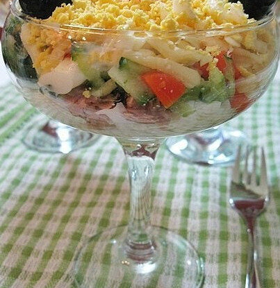 Нежный слоеный салат с тунцом и сыром