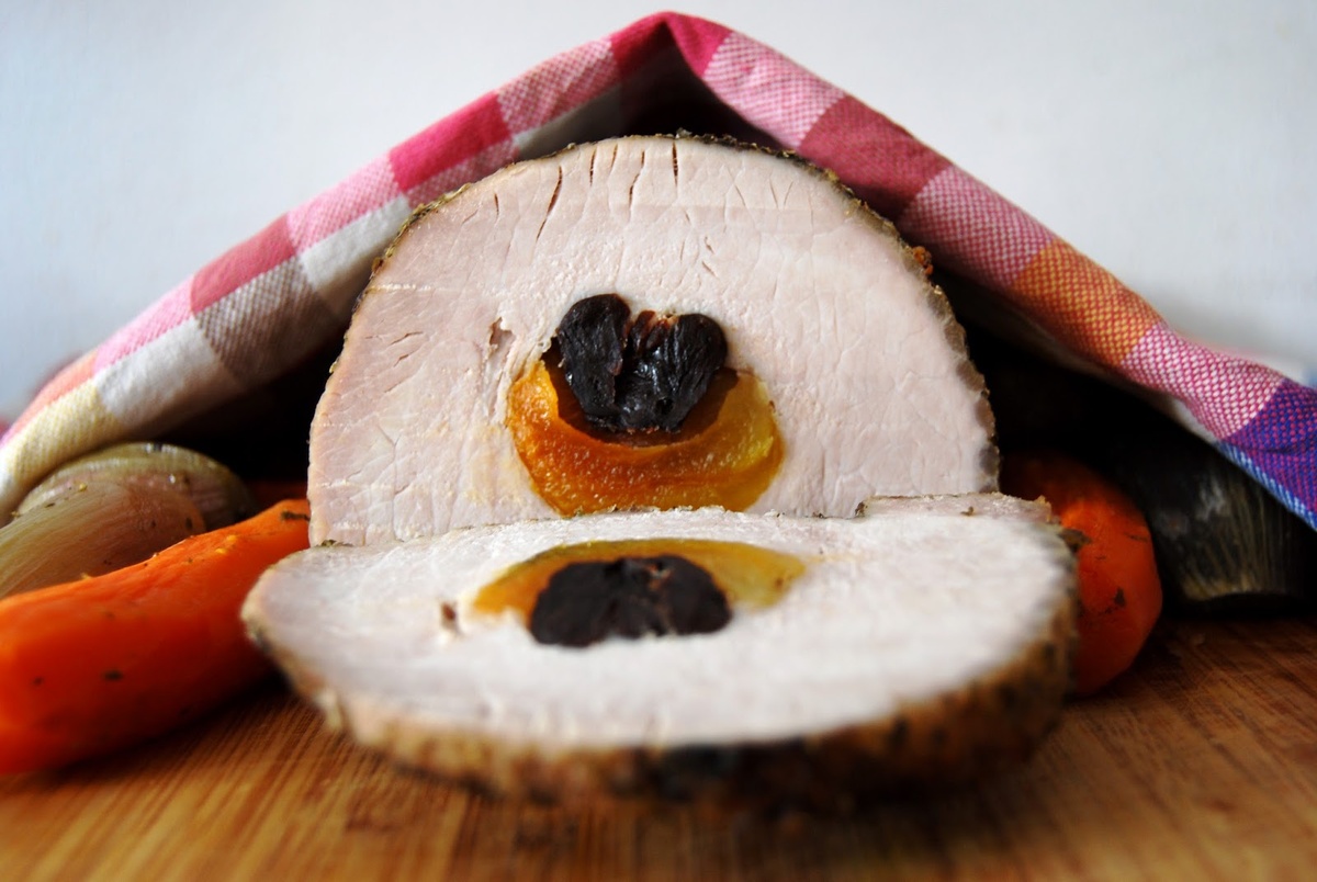 Нежная свиная корейка с черносливом и курагой: идеальное праздничное блюдо