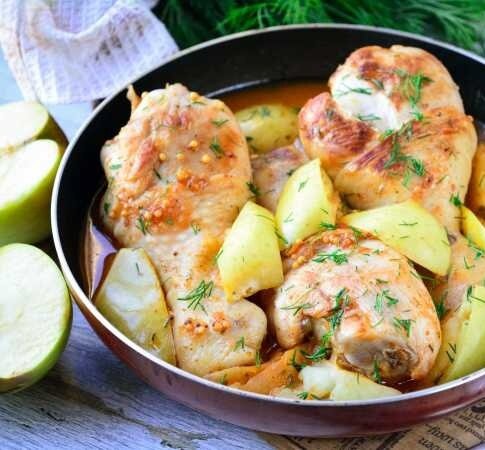Курица с яблоками на сковороде