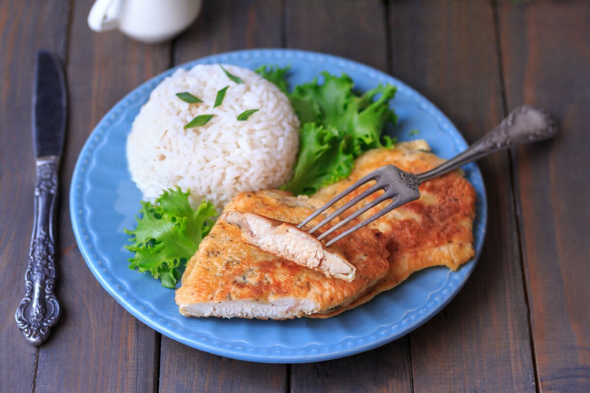 Вкусные куриные отбивные: 4 простых рецепта на сковороде и в духовке