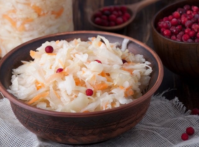 Квашеная капуста с брусникой и редькой: неповторимый вкус в вашей кухне