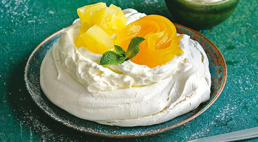 Летние пирожные «Павлова» с манго и ананасом: свежий взгляд на классический десерт