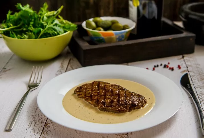 Нежный антрекот с пикантным перечным соусом