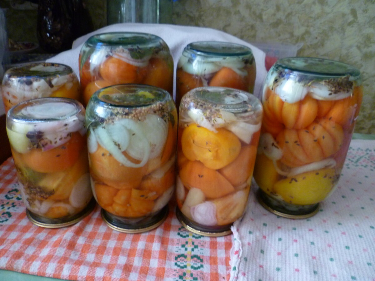 Замечательные маринованные помидоры: минимальная соль и без хлопот!