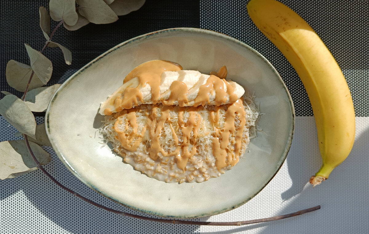 Овсяная каша с арахисовой пастой, сыром и бананом