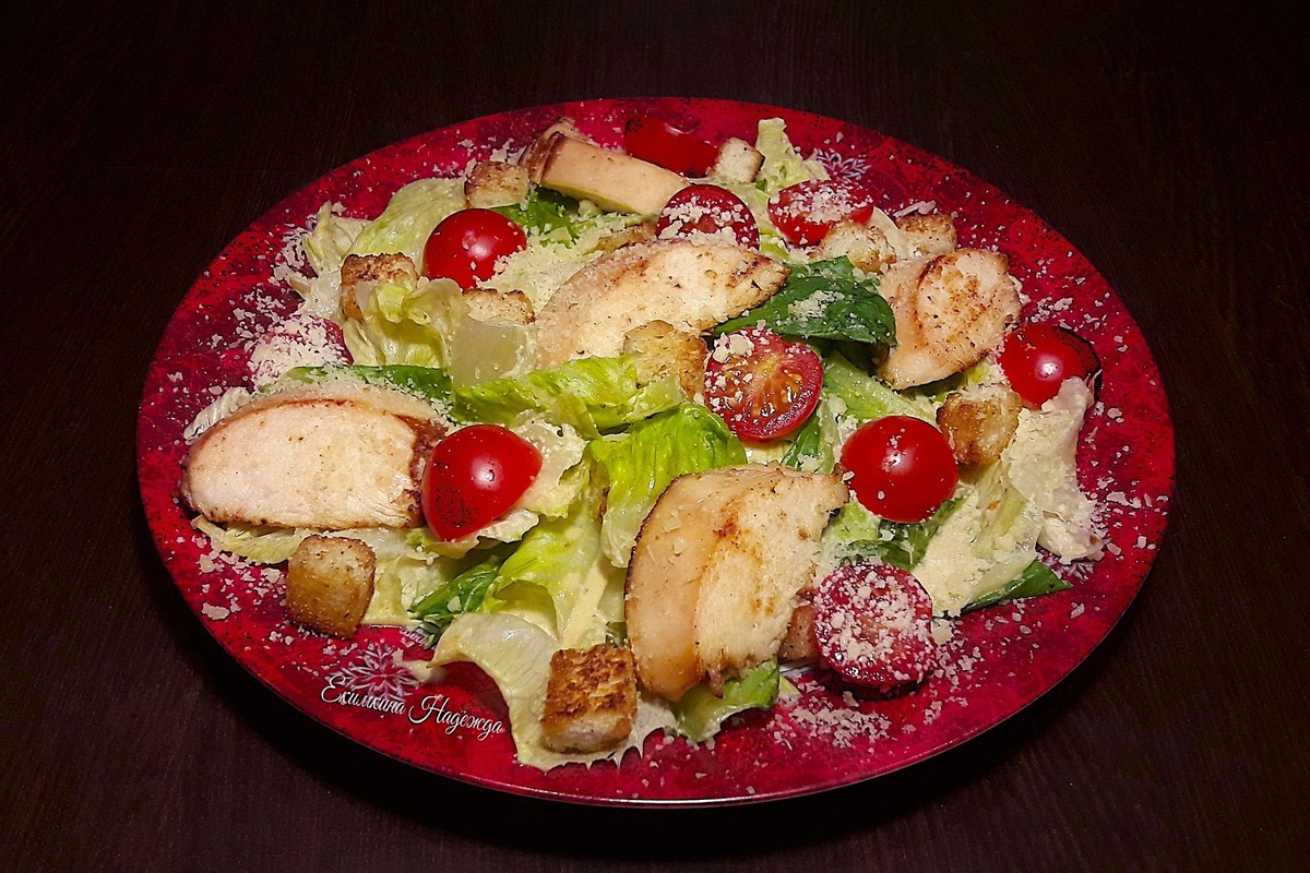 Как создать идеальный салат «Цезарь» с секретным соусом