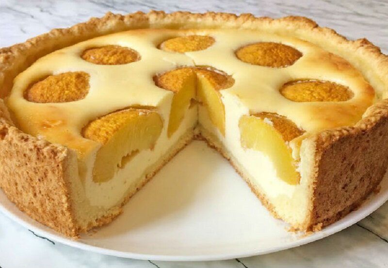 Нежный творожный пирог с фруктами для домашнего угощения