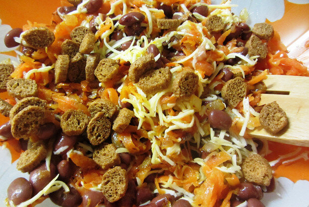 Как приготовить теплый салат с фасолью и сыром: простой и вкусный рецепт