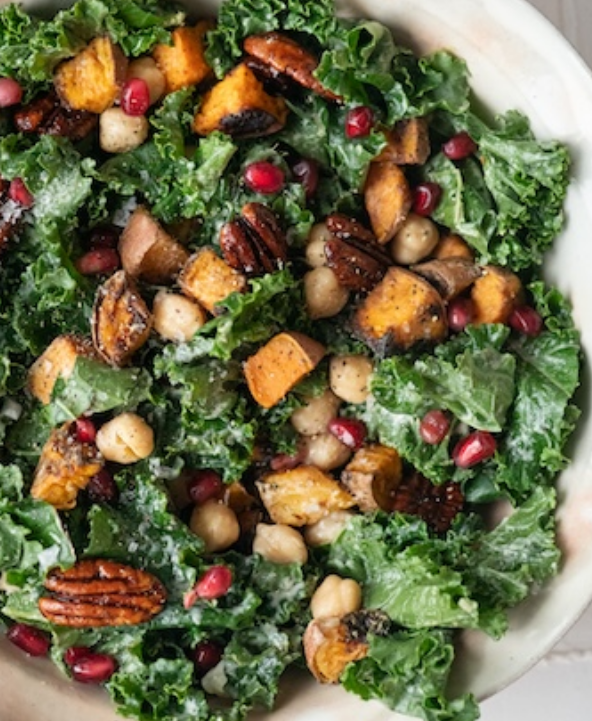 Салат кулинарного вдохновения: зимний кейл с бататом и гранатом