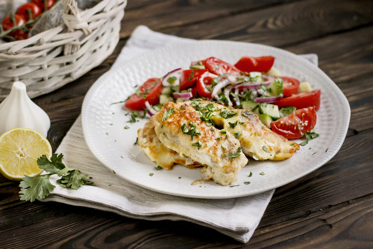 Индейкины шедевры: шницель в хрустящей корочке с ярким овощным салатом