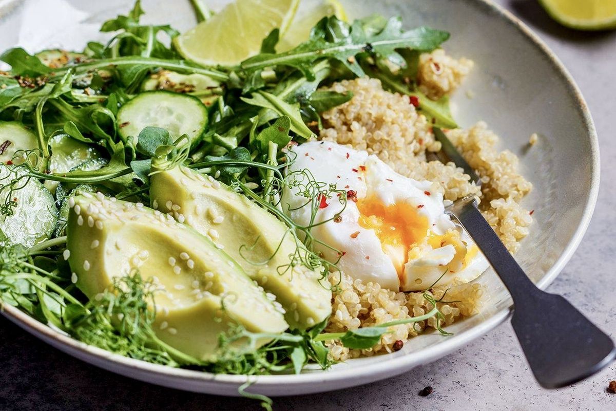 Вкусный боул с киноа и яйцом пашот, который порадует вас