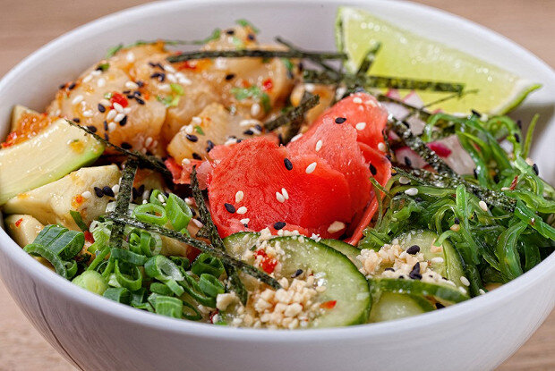 Покорите вкусы: поке с лососем и соусом никкей