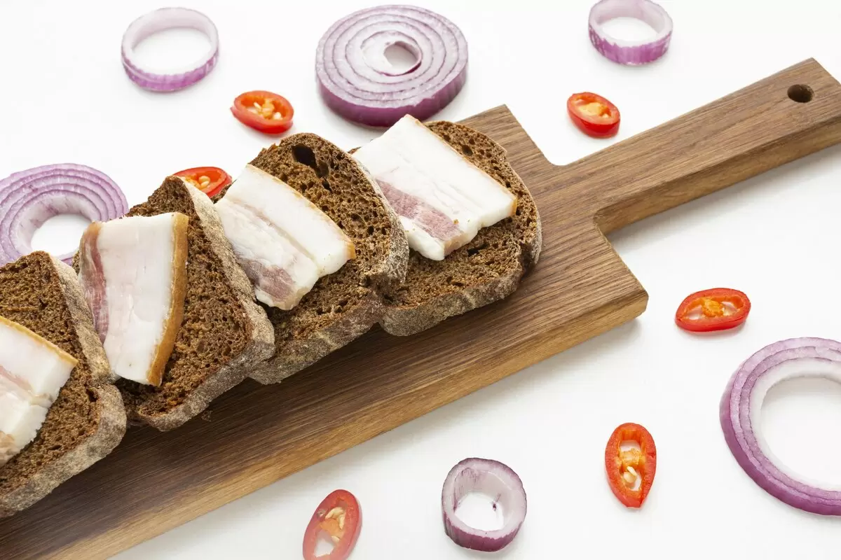 Почему сало, селёдка и чёрный хлеб стали основой долголетия