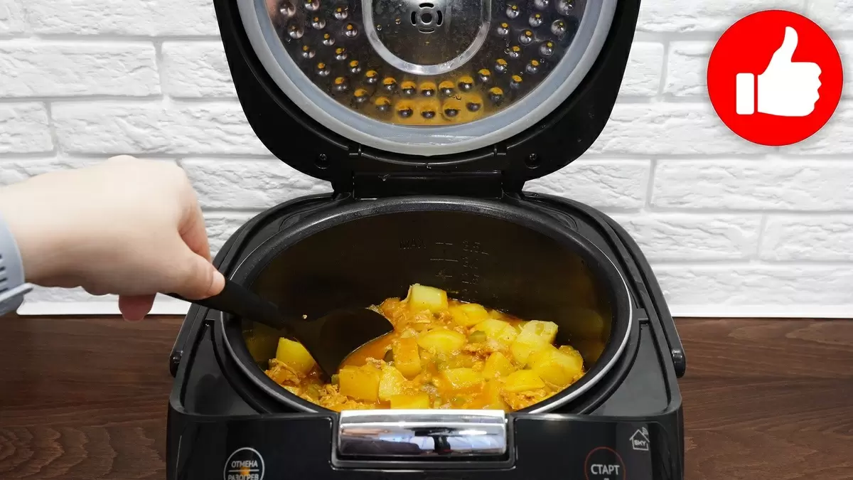 Сытное блюдо: картошка с тушенкой и огурцами для вашего ужина