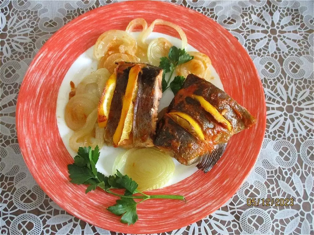 Секрет сочной рыбы: как запечь ее на луковой подушке