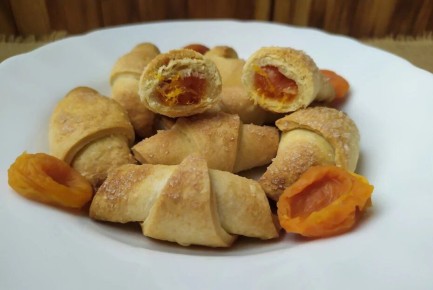 Рогалики из песочного теста с курагой: нежное лакомство для любителей сладкого