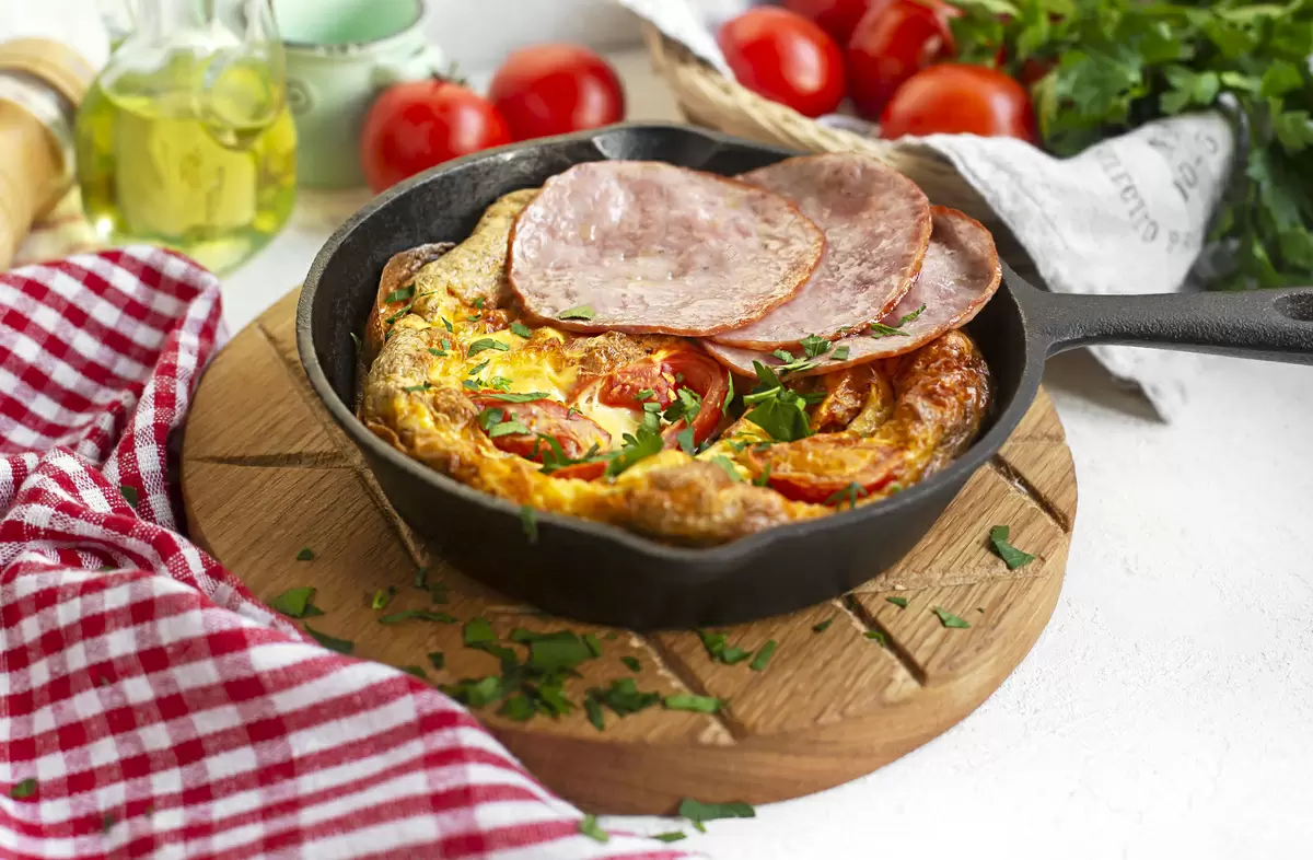Рецепт пышного деревенского омлета с ветчиной и помидорами