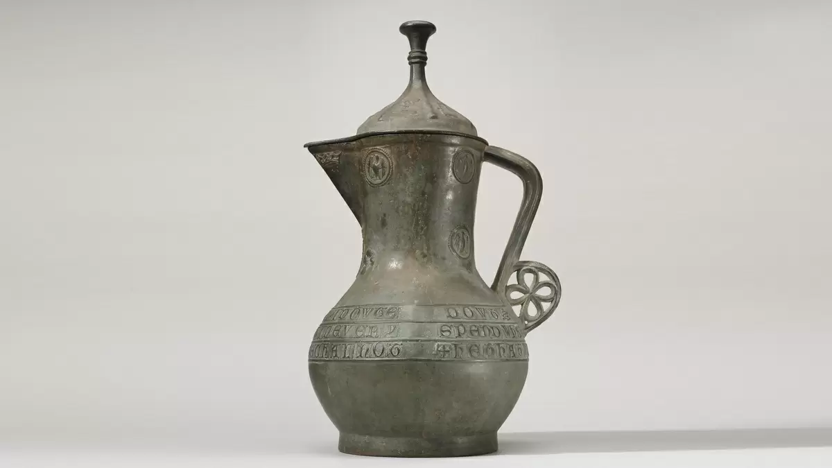 Выставка раскрывает историю бронзового кувшина XIV века: от Англии до дворца Асанте