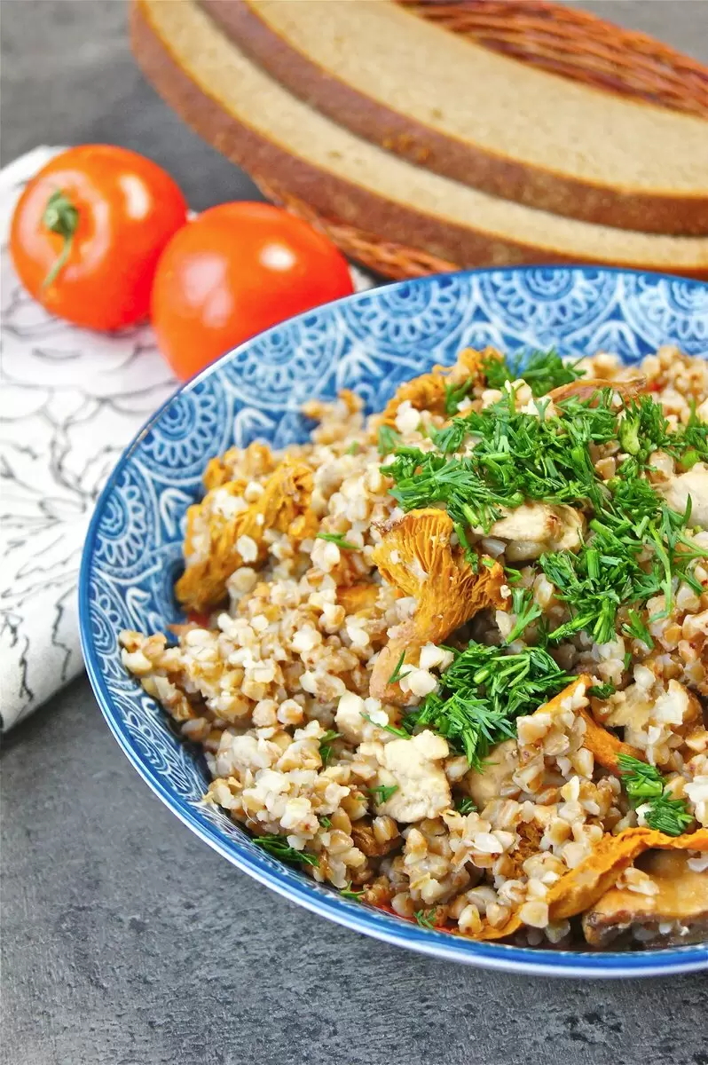 Погружение в деревенский уют: как приготовить гречку с курицей и лисичками