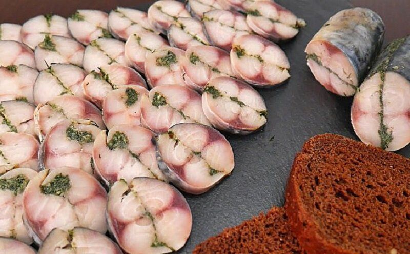 Скумбрия по северному рецепту: Быстрый и вкусный способ закуски