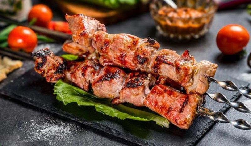 Шашлык в духовке: как воссоздать вкус мангала в домашних условиях