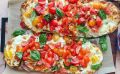 Попробуйте легкую и ароматную брускетту: классический рецепт, который покорит ваше сердце